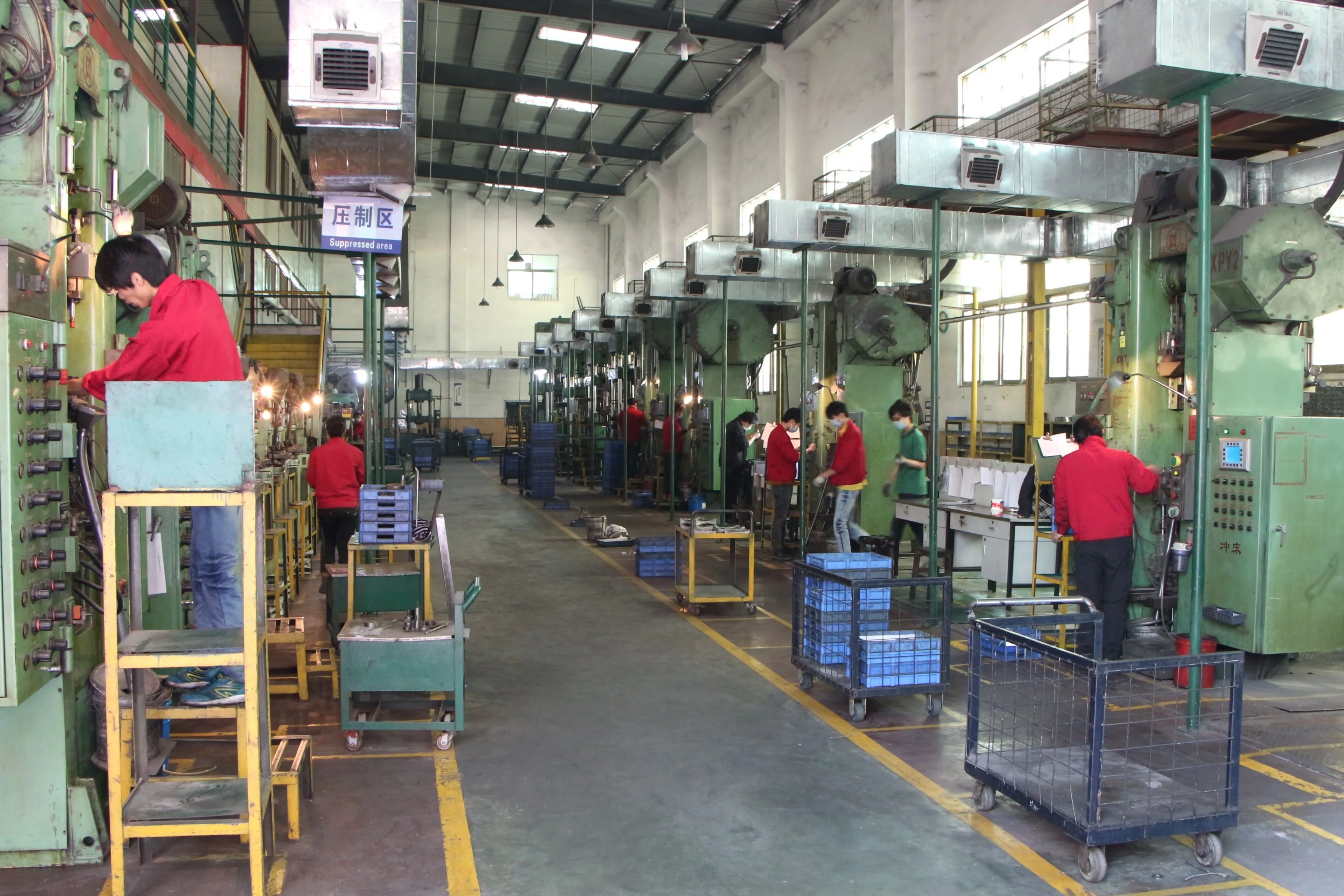 Molding press shop floor