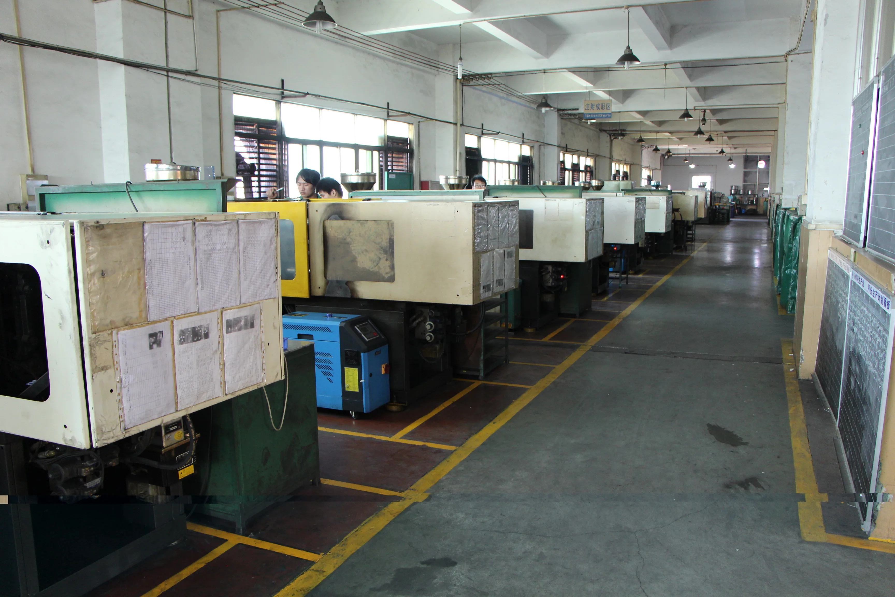 MIM injection presses running production at SINTS