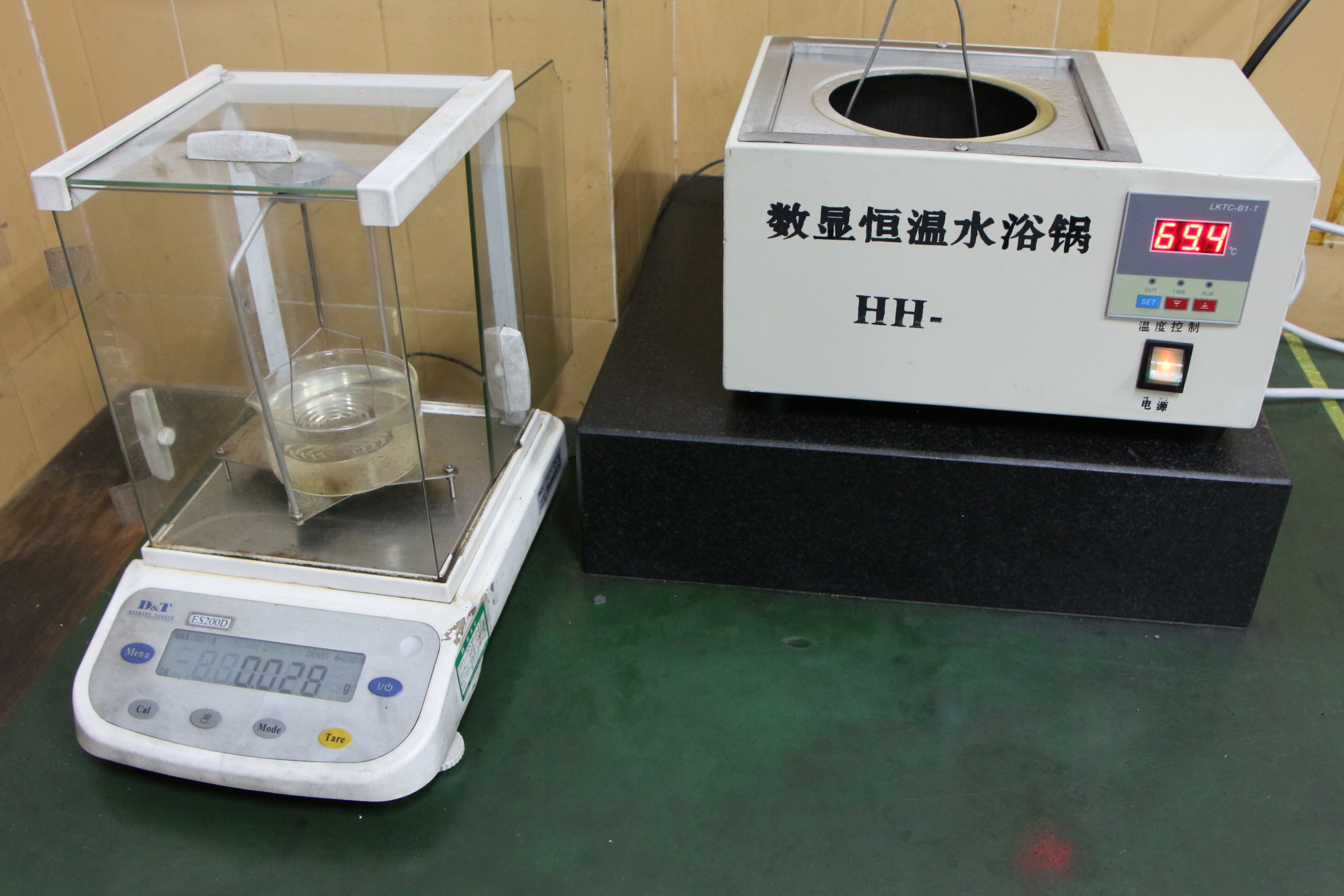 Density measuring apparatus with water bath