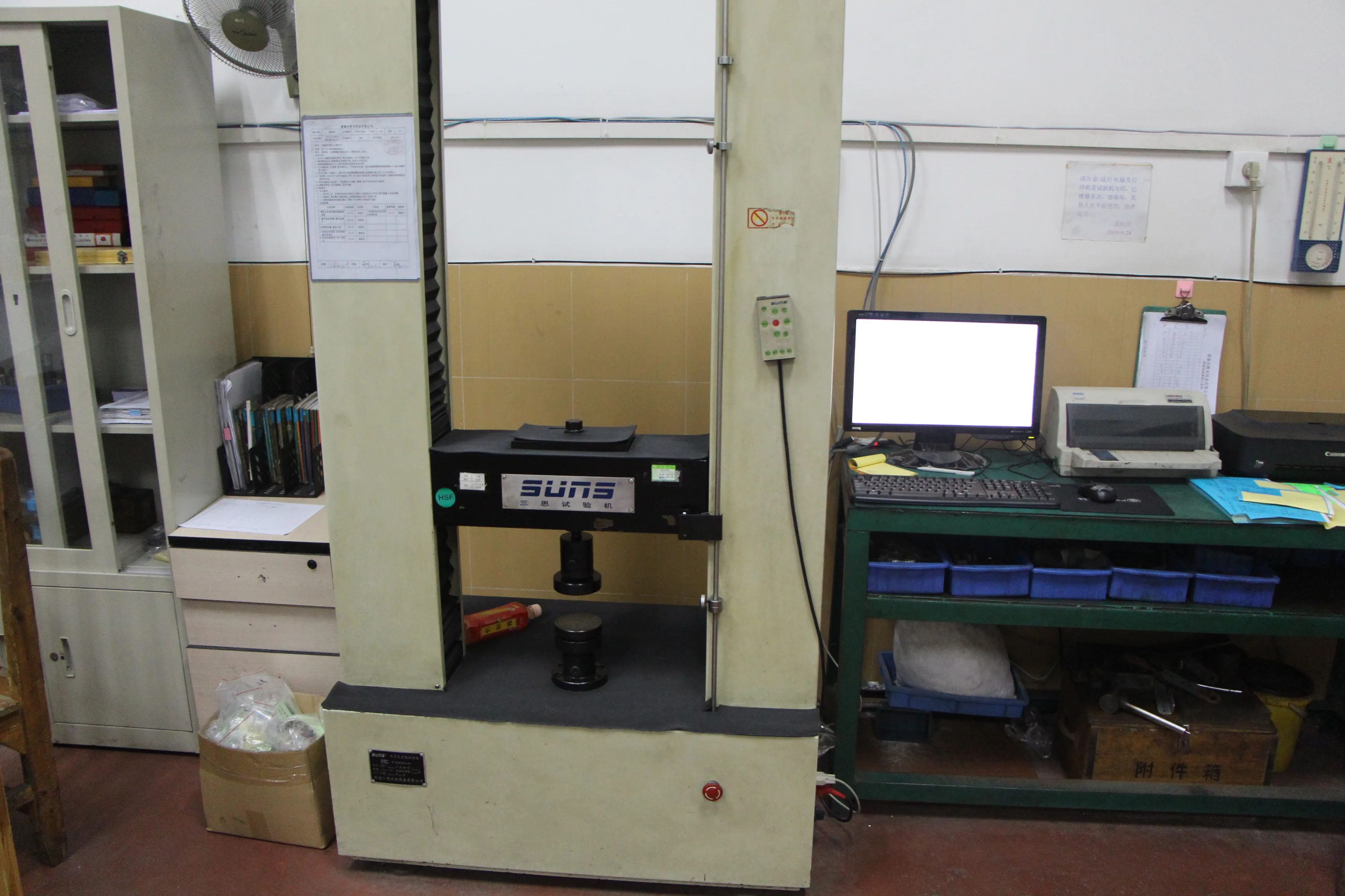 Universal testing machine at SINTS